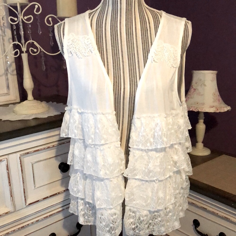 -POL White Layered Lace Ruffle Vest- - Picture 2 of 10